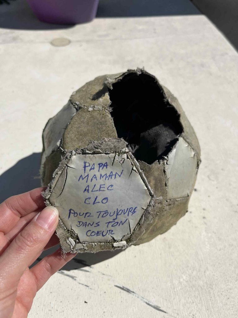 Le ballon de foot préféré d'un chien, sur lequel sa famille a écrit un mot pour le garder en souvenir. Dr Yessenia Alves Leiva a accompagné l'animal et sa famille dans ses derniers moments.
