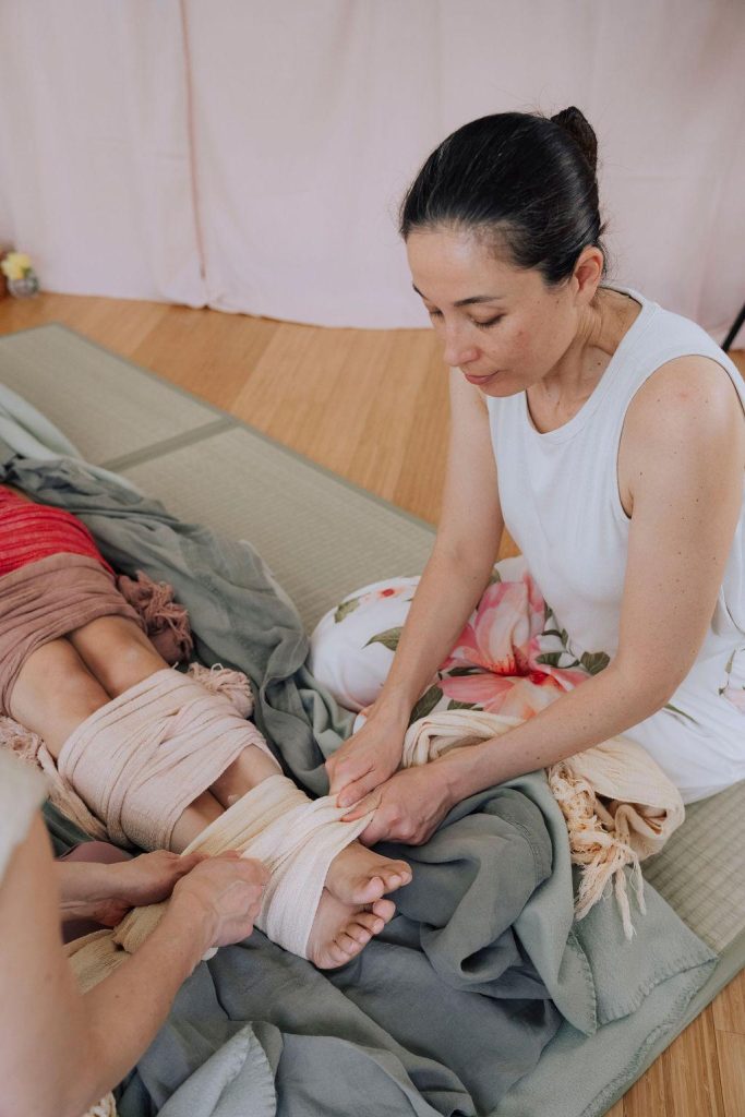 Marisa Bai (doula) pratique avec une autre praticienne un rituel Rebozo