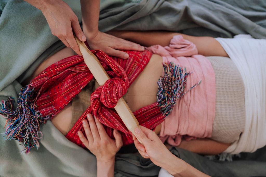 Marisa Bai (doula) pratique avec une autre praticienne un rituel Rebozo