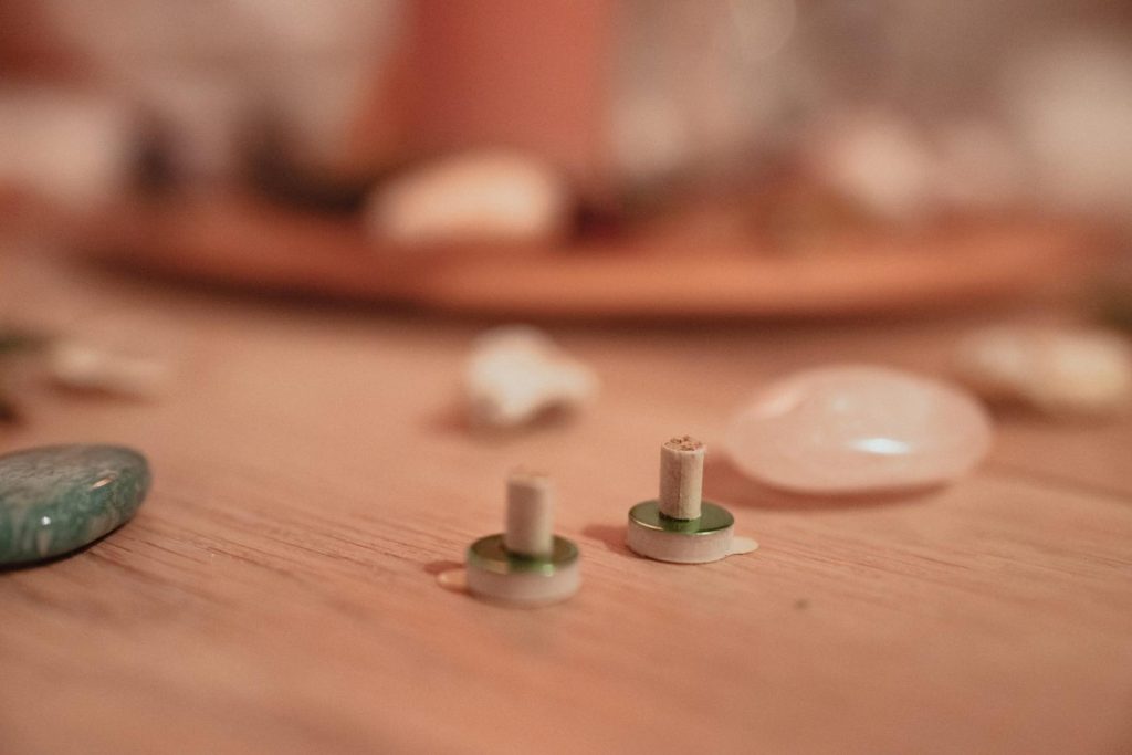 Deux cônes de moxibustion sont posés au sol.