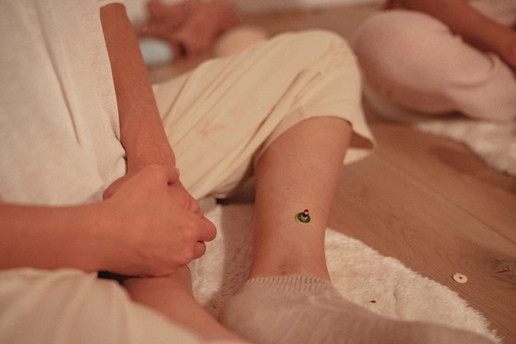 Un cône de moxibustion est posé sur un méridien un peu au-dessus de la cheville