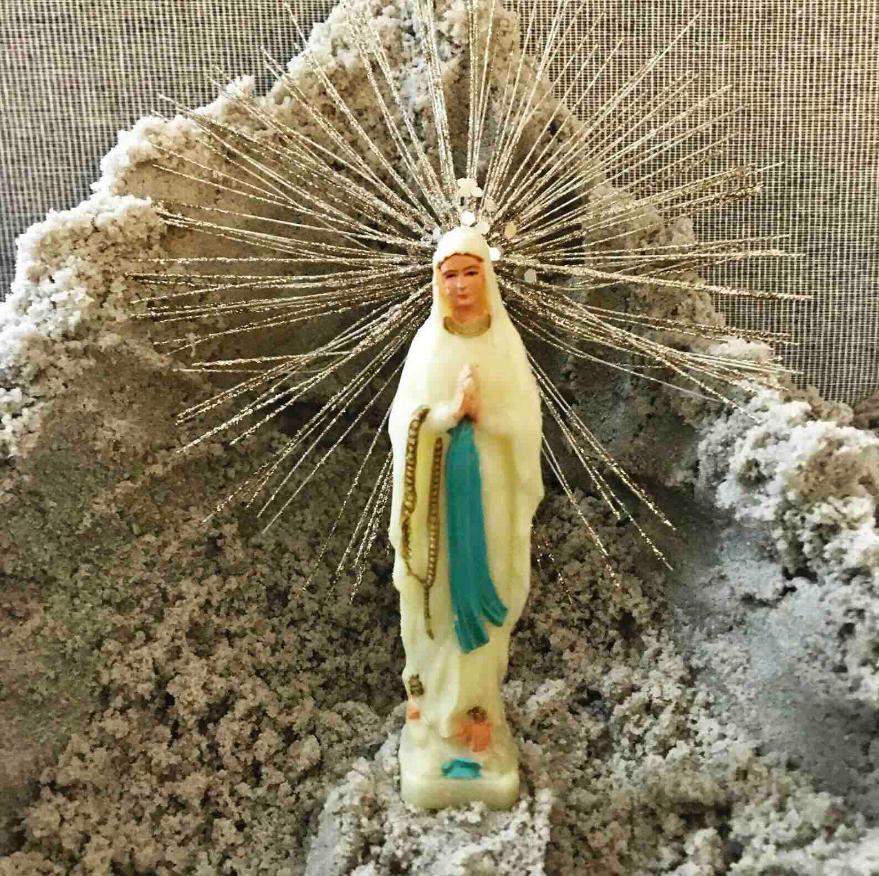 Séance d'une Thérapie par le Jeu de sable : une vierge posée devant un minéral