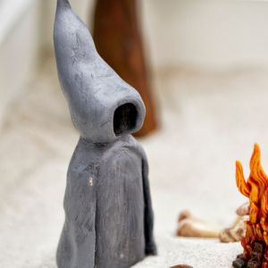 Séance d'une Thérapie par le Jeu de sable : une figurine de fantôme