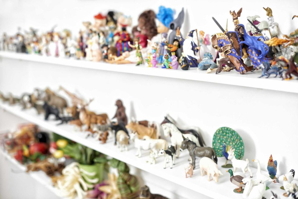 Détail des nombreuses figurines disposées sur des étagères dans le cabinet de Matthieu Mares