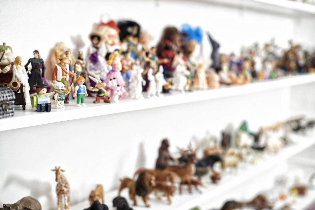 Thérapie par le Jeu de sable : détail des nombreuses figurines disposées sur des étagères dans le cabinet de Matthieu Mares