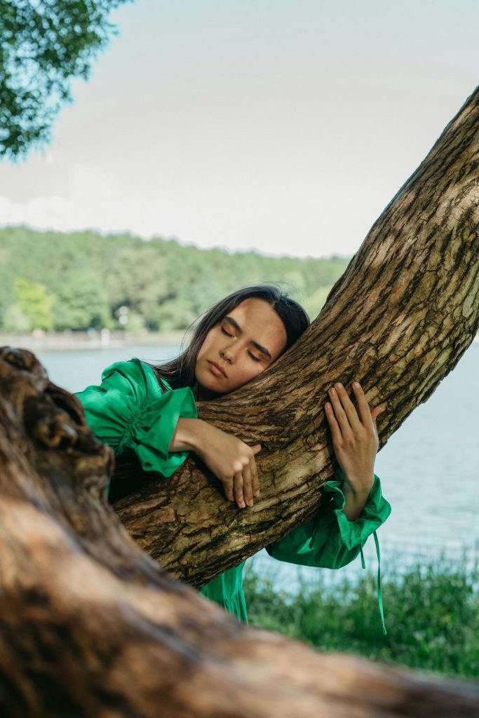 Personne couchée sur un arbre pour un moment de relaxation