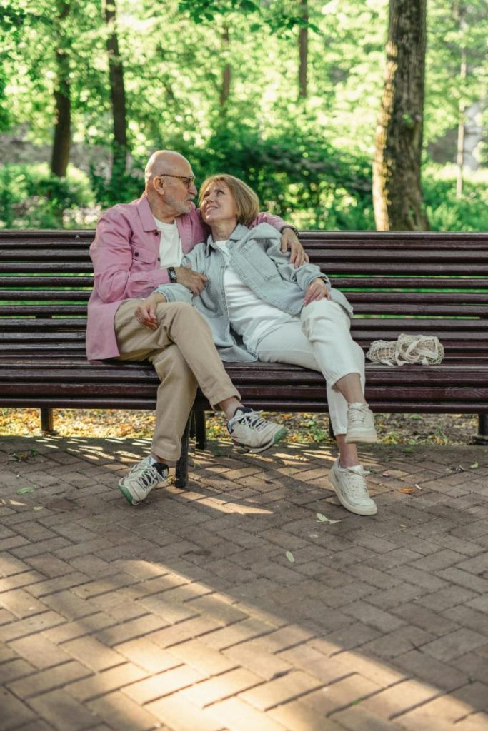 Couple sur un banc se regardant tendrement.