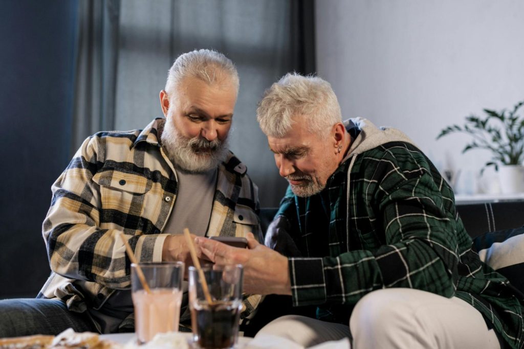 Couple d'homosexuels âgés.