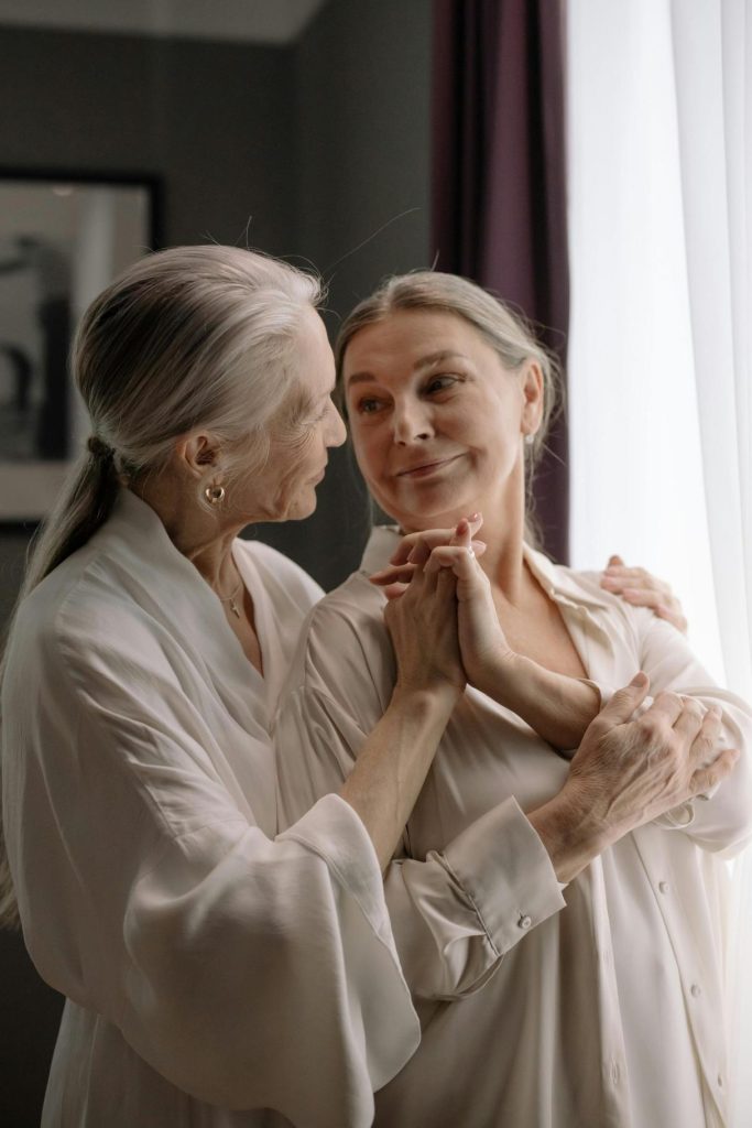 Deux femmes âgées se souriant.