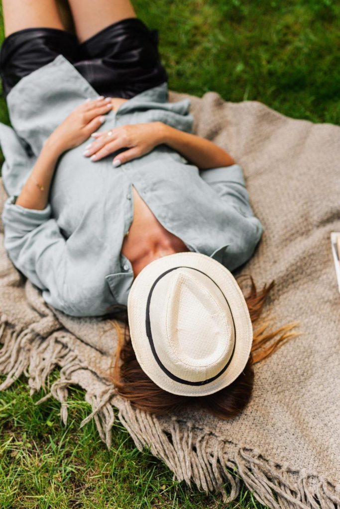 femme  dormant et faisant une sieste