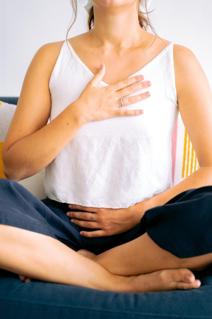 Personne pratiquant la respiration thoraxique apaisante