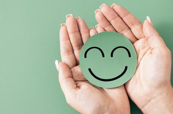 Une image d'un post-it rond qui représente un smiley heureux qui sourit, symbole de gratitude et de positivité