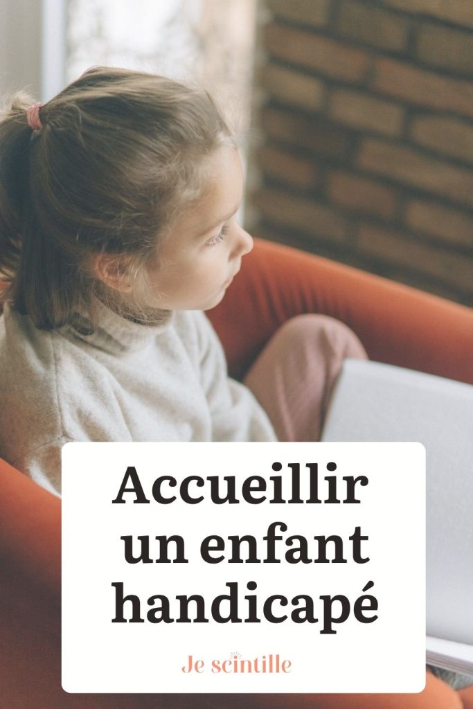 épignle pinterest montrant une enfant handicapée lisant un livre en braille