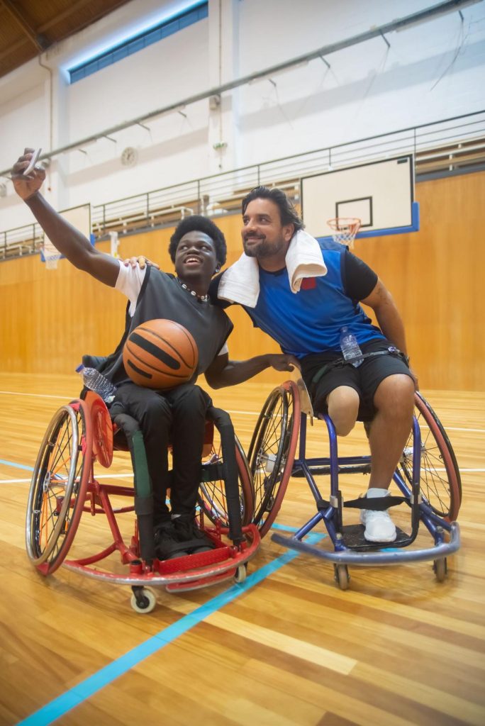 Image représentant deux handicapés faisant du sport, dont un enfant handicapé