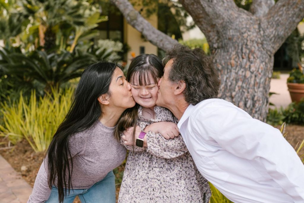 Image représentant une petite fille handicapée entourée de ses parents