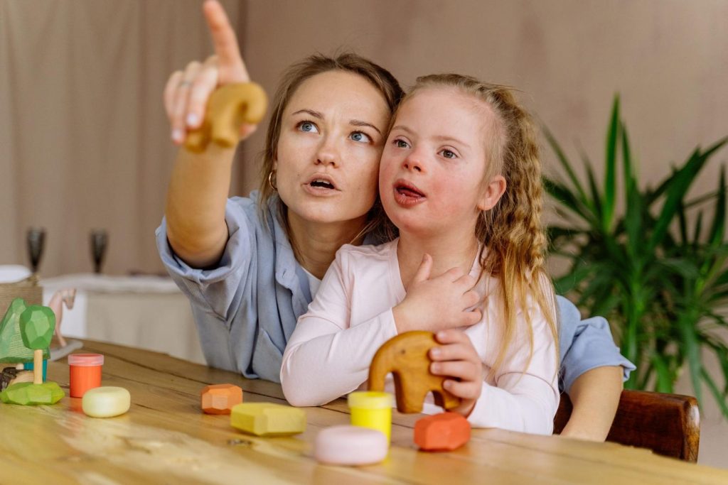 Photo d'une maman avec sa fille handicapée, public du livre de pauline mangin, guide des familles d'enfants handicapés