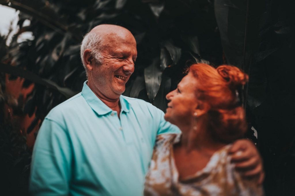 Un couple de seniors complice  qui a retrouvé l'amour après un veuvage